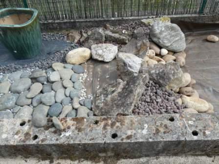 vue latérale avec la pierre de renvoi