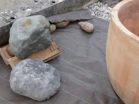 pierres imposantes qui contourne le courant