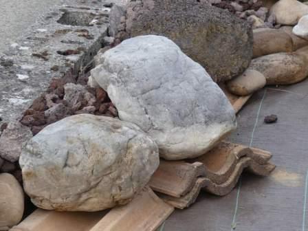 pierres imposantes qui contourne le courant